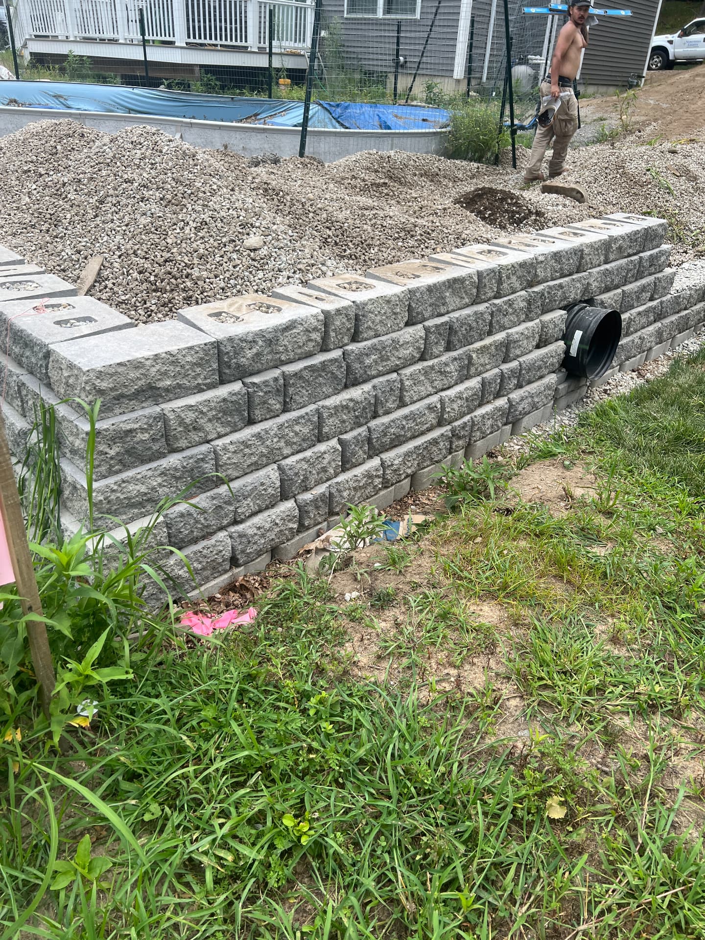 Gray block retaining wall with drainage installation